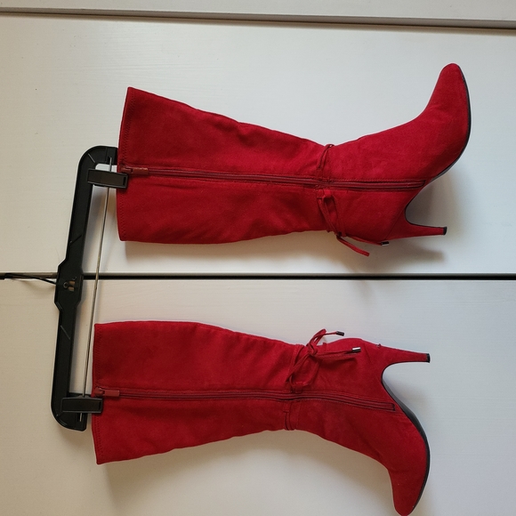 Red boots - Picture 2 of 3